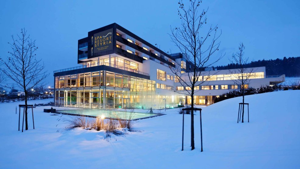 Spa Resort Styria Aussenansicht Schnee