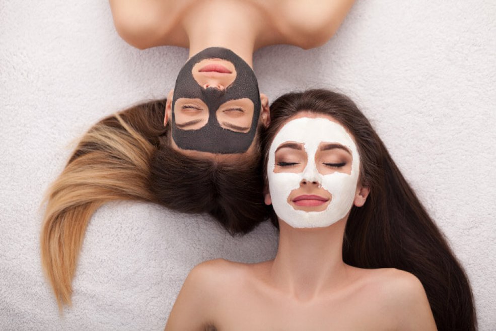 Frauen mit Gesichtsmaske