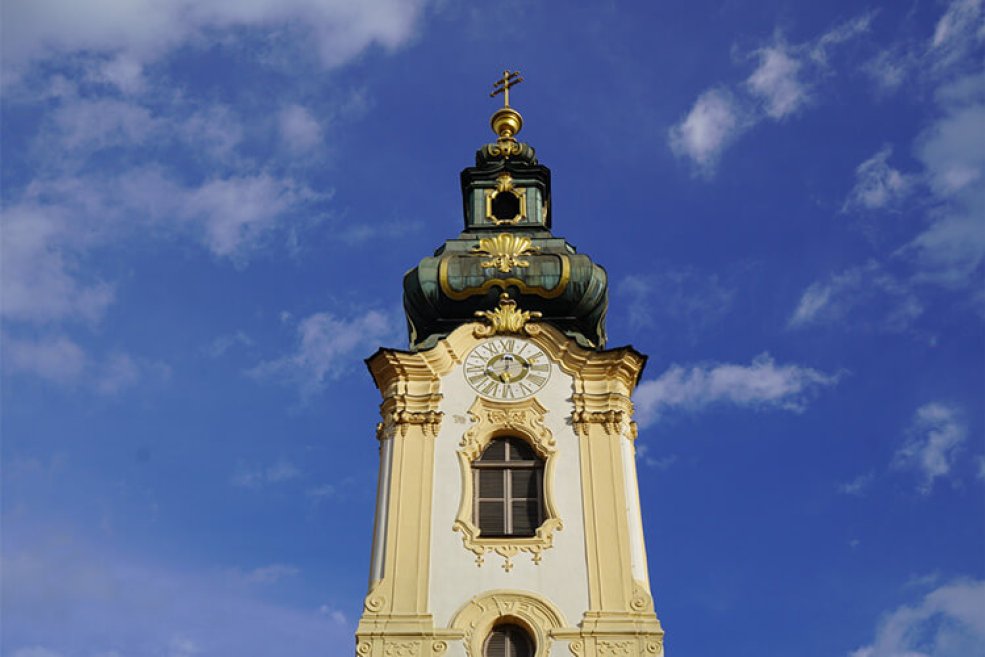 Bild zeigt Kirchturm Stadtpfarrkirche Hartberg