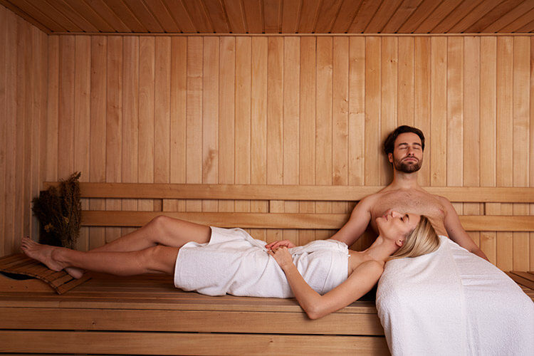 Bild zeigt Paar in Sauna