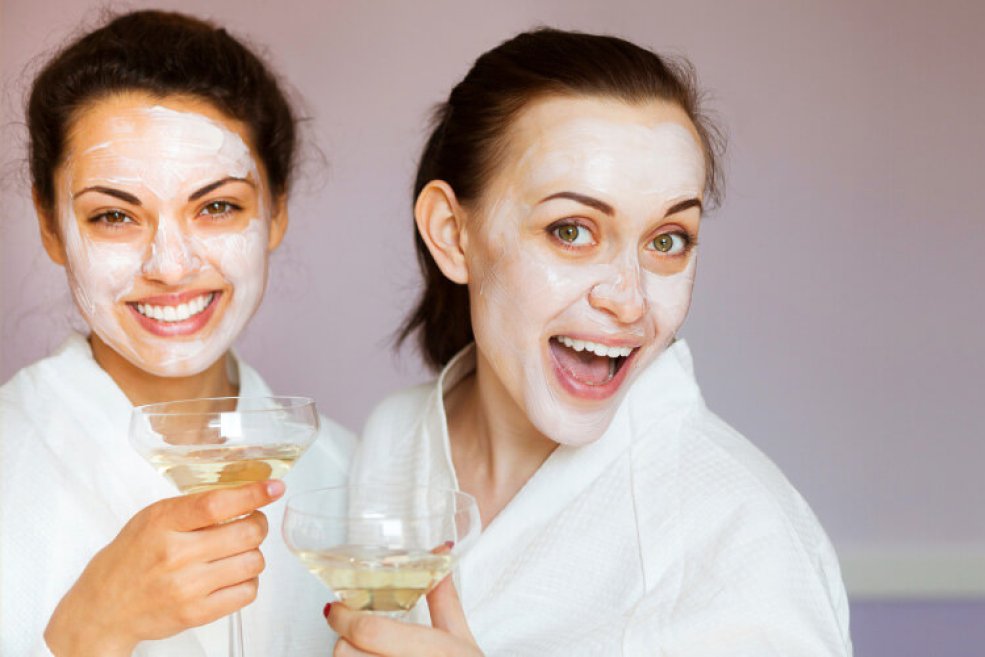 Bild zeigt Freundinnen mit Gesichtsmaske