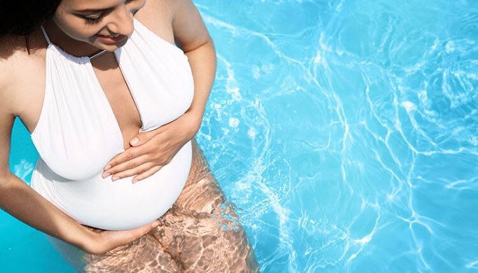 Bild zeigt Schwangere in Wasser