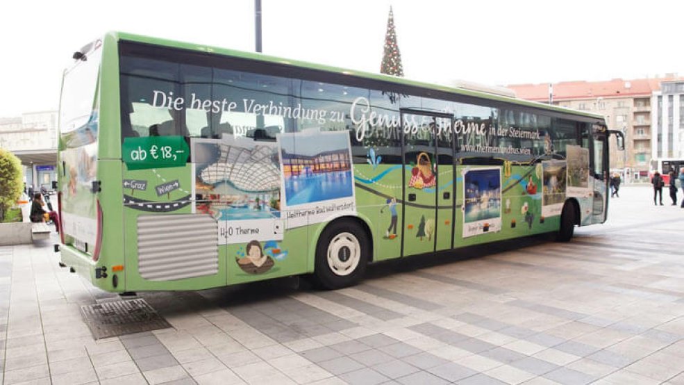 Bild zeigt Thermenlandbus am Bahnhof