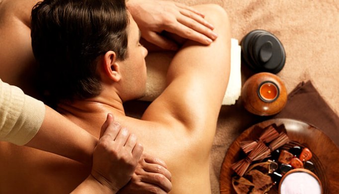 Bild zeigt Mann bei Massage
